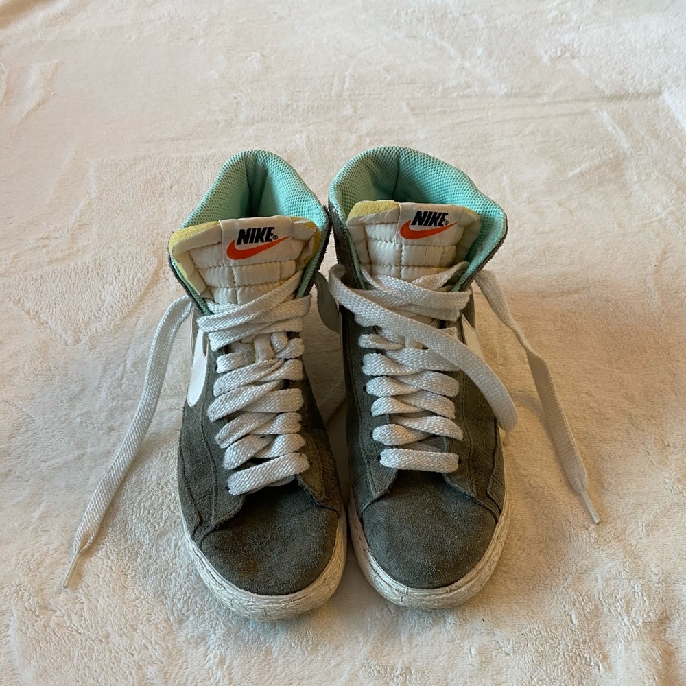 High top Nike women’s sneakers 36